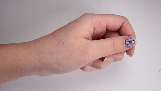 UVA-dosimeter-on-fingernail